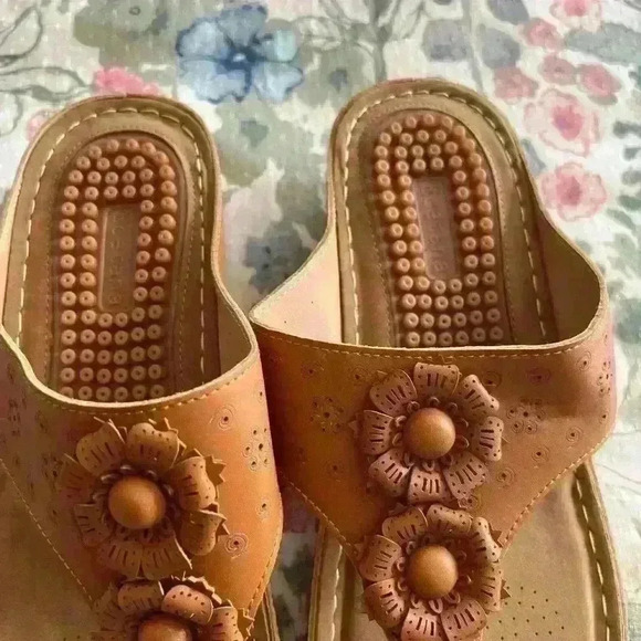 Women slip on sandals size 8 never worn - Picture 3 of 4